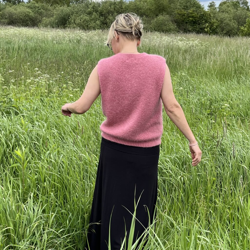 Naturforbindelse og nærvær på en grøn mark
